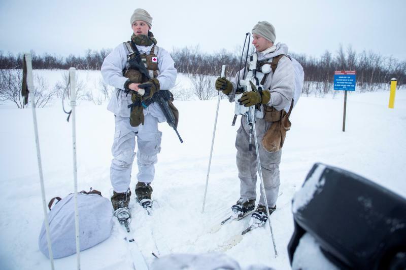 ロシアによるウクライナ侵攻が始まった日、スキーを履いて国境警備に当たるノルウェー兵（2022.2.24）。ノルウェーではクリミア危機の翌2015年、ヨーロッパで初めて女性も徴兵の対象になった。