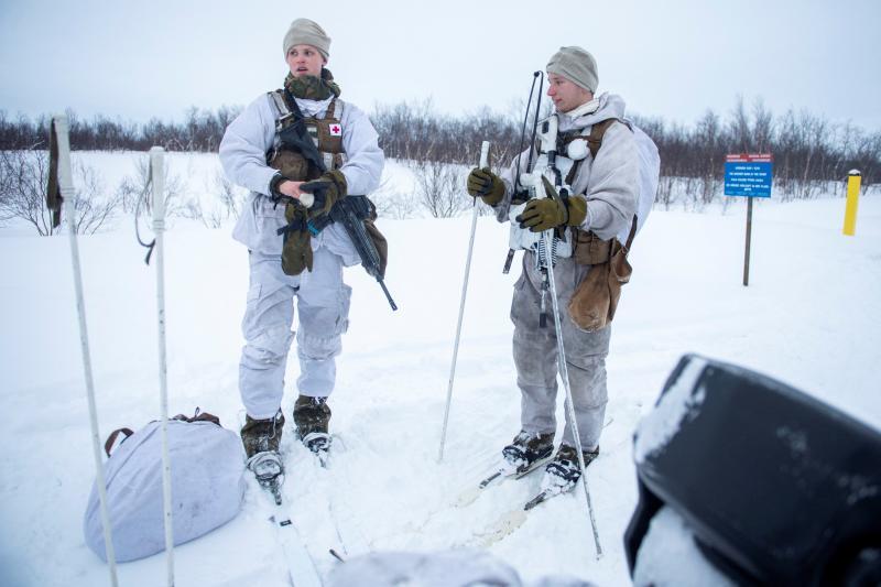 ロシアによるウクライナ侵攻が始まった日、スキーを履いて国境警備に当たるノルウェー兵(2022.2.24)。ノルウェーではクリミア危機の翌2015年、ヨーロッパで初めて女性も徴兵の対象になった。