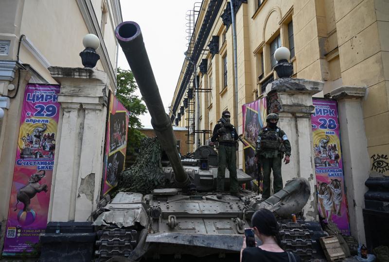 ロシア南部ロストフ・ナ・ドヌに進駐したワグネル部隊(2023.6.24)。その後、プリゴジンは部隊を周辺地域に展開させ、進路をモスクワにとった。