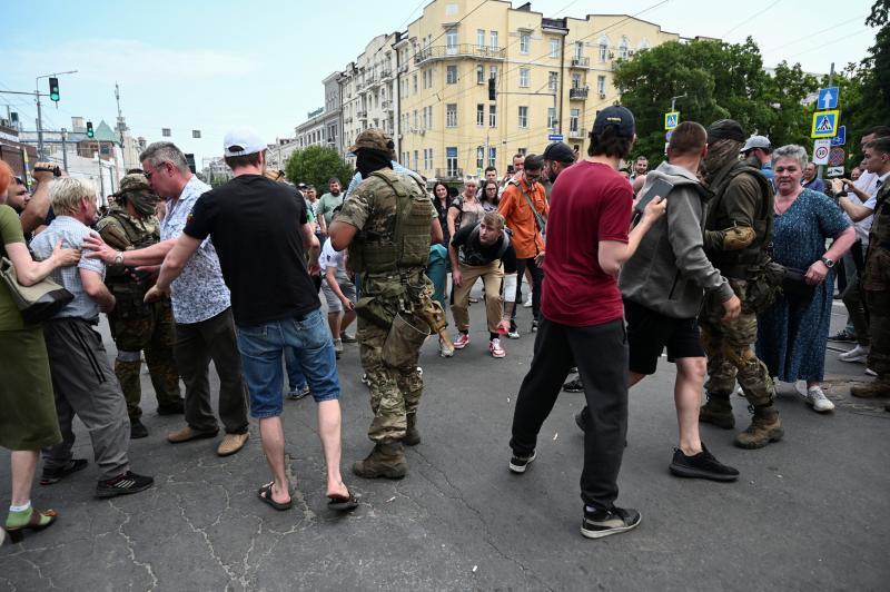ワグネル部隊の周辺に集まったロストフ・ナ・ドヌ住民(2023.6.24)。反乱の支持派、反対派のいずれもが集まった。
