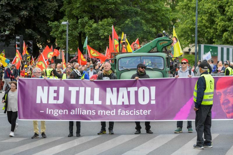 ストックホルムで開催されたNATO加盟に反対するデモ（2023.6.4）。スウェーデン国民の約8割はNATO加盟に基本的に賛成しているが、その一方でトルコと妥協することにも反対は多い。