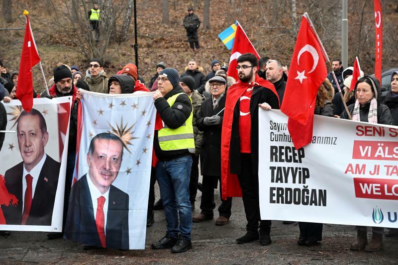 ヨーロッパに居住するトルコ系市民がストックホルムのトルコ大使館前で行ったデモ（2023.1.21）。コーラン焼却を批判し、エルドアン政権支持をアピールした。