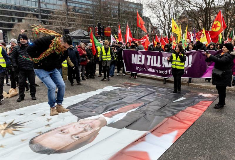 ストックホルムで発生した反トルコデモ（2023.1.21）。NATO加盟問題を機にスウェーデンでは急速に反トルコ感情が高まっているが、その背景には反移民の機運の高まりもある。