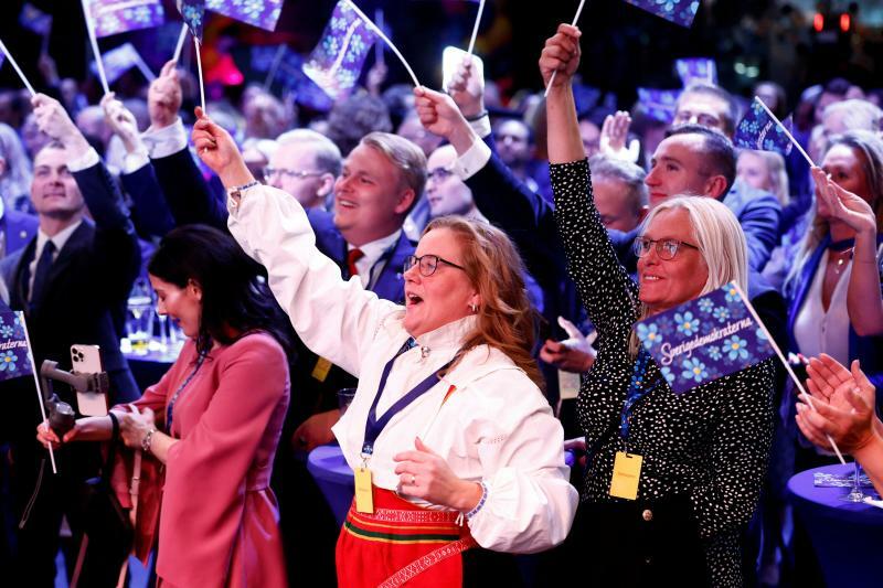 総選挙での勝利を喜ぶ民主党支持者（2022.9.11）。スウェーデンも他のヨーロッパ各国と同じく極右政党の勢力は拡大しており、これがNATO加盟問題にも影響を及ぼしている。