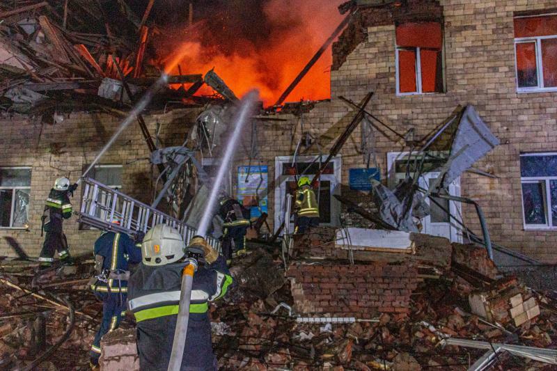 ウクライナのハルキウ州で発生した、ロシアのドローンによるとみられる攻撃で炎上する家屋と消防士（2023.8.1）。ウクライナ戦争は食糧価格の高騰などによって世界全体に大きな影響を及ぼしている。