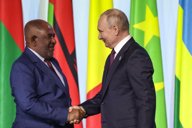 ロシア・アフリカ首脳会合に出席したコモロのアザリ大統領とプーチン大統領（2023.7.28）。アフリカなどグローバル・サウスには先進国と中ロの間で中立を目指す国が多い。