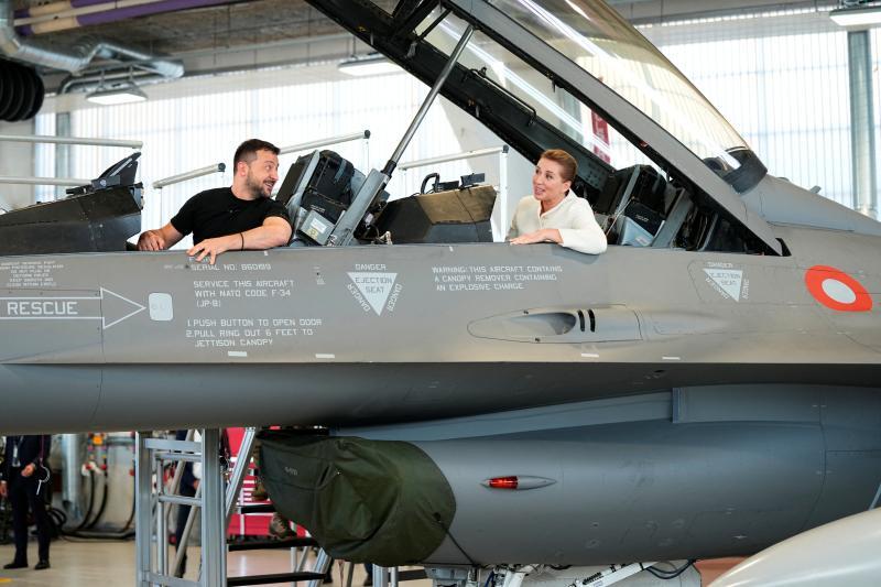 デンマークを訪問してF-16のコクピットに乗るウクライナのゼレンスキー大統領（2023.8.20）