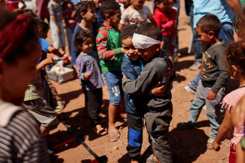アスニの避難民キャンプで遊ぶ子どもたち（2023.9.13）。救助活動の遅れは被災者の生活を悪化させる一因となっている。