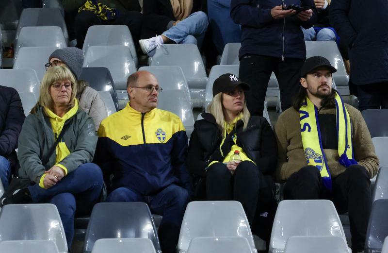 事件を受けて中断されたEURO2024予選の会場で足止めされるスウェーデン人サポーター（2023.10.16）。その後、試合は延期が決定した。