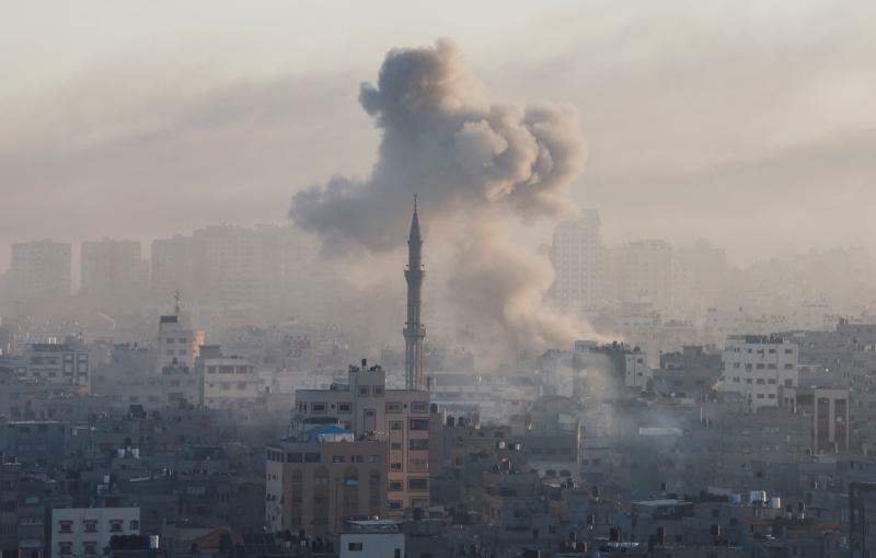 ガザで上がる煙（2023.10.13）。ハマスによる攻撃に対する報復としてイスラエル軍はガザでの空爆を強化している。