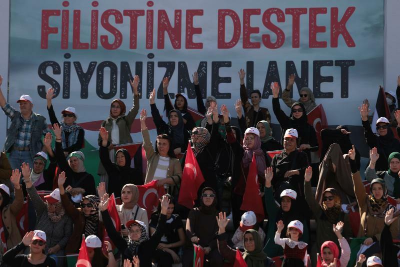 トルコで行われたパレスチナ支持の集会（2023.1014）。イスラエルとハマスの衝突が激化するにつれ、イスラーム圏ではパレスチナ支持の動きが広がっている。