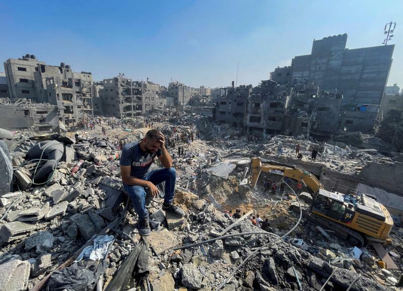 イスラエル軍に空爆されたジャバリア難民キャンプの跡地で座り込む男性（2023.11.1）。イスラエルは「ハマスがいた」と主張しているが、戦争犯罪の可能性も指摘されている。
