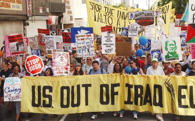 ロスアンゼルスで発生したイラク侵攻反対の抗議デモ（2003.3.30）。軍事攻撃は明確な国連決議のないまま行われ、多くの国がこれに反対したが、日本政府はこれを追認した。