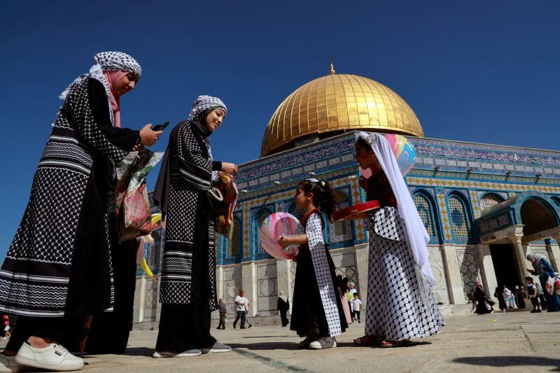 預言者ムハンマドの誕生日にエルサレムにあるアル・アクサ・モスク前に集まったムスリム女性（2023.9.27）。この地はユダヤ教徒にとっても「神殿の丘」と呼ばれる聖地である。