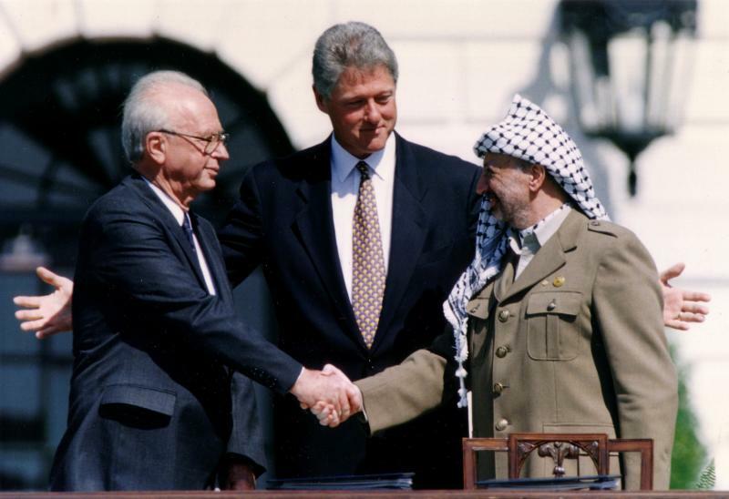 停戦と国連決議に沿った二国家樹立に基本合意したパレスチナのアラファトPLO議長とイスラエルのラビン首相、仲介役のクリントン米大統領（1993.9.13）