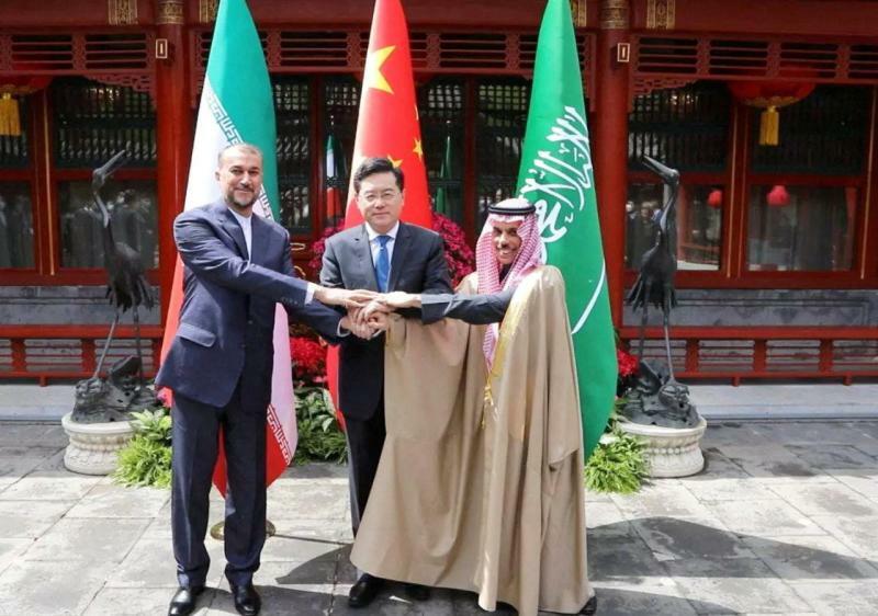 北京で会談したサウジアラビア、イラン、中国の外交責任者（2023.4.6）。犬猿の仲だったサウジとイランの国交回復を演出した中国は中東で急速に勢力を伸ばしている。