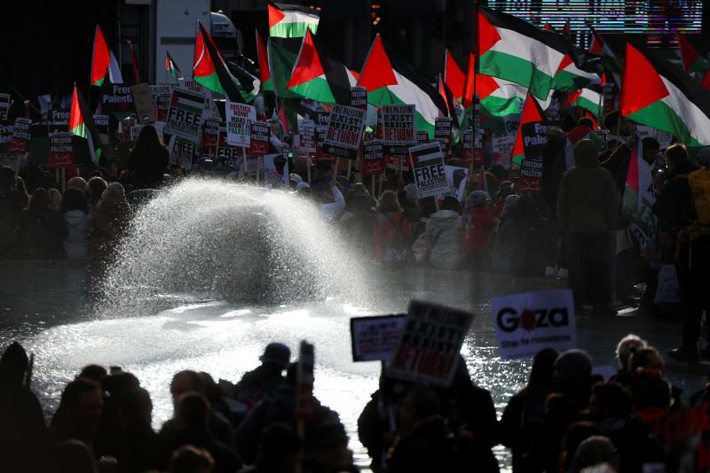 ロンドンの観光名所トラファルガー広場周辺でデモを行うパレスチナ支持者（2023.11.4）。中東からの移民が多い欧米各国ではイスラエルとハマスの衝突が国内政治の問題になりつつある。