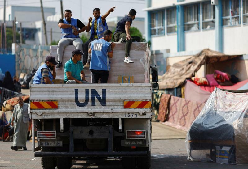 イスラエルによる攻撃が本格化するなかガザで活動する国連の援助関係者（2023.10.23）。