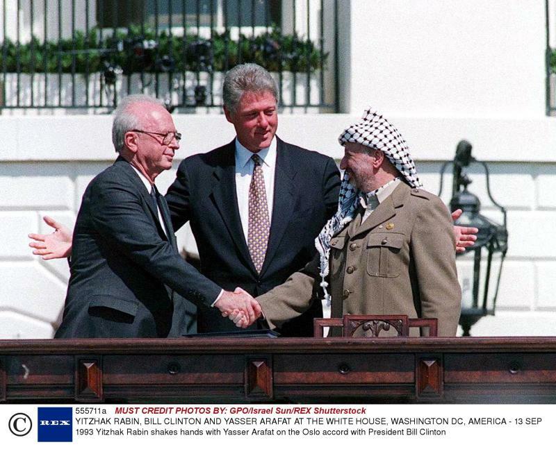 クリントン米大統領（中央）の仲介でオスロ合意を締結して握手するアラファトPLO議長（右）とイスラエルのラビン首相（左）（1993.9.13）。ラビンはこの2年後、ユダヤ教保守派に暗殺された。