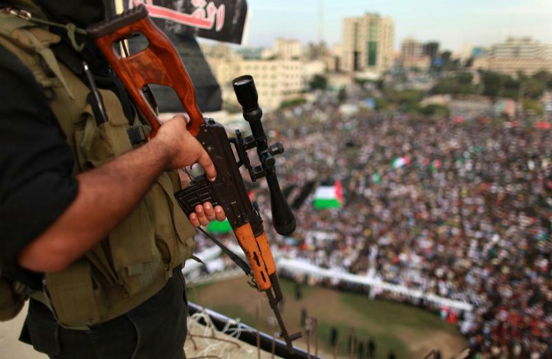 反イスラエル民衆蜂起（インティファーダ）開始25年を記念してガザで開催された式典に集まったパレスチナ人とハマス戦闘員（2012.10.4）。ガザを拠点とするハマスは全パレスチナの解放を主張している。