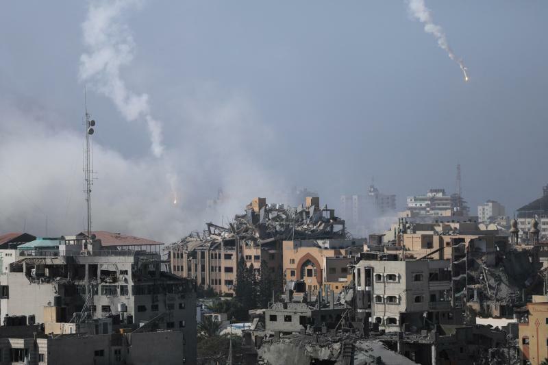 戦闘の続くガザであがる煙（2023.11.9）。地上部隊を侵攻させたイスラエル軍には、民間施設への攻撃などの批判が寄せられている。