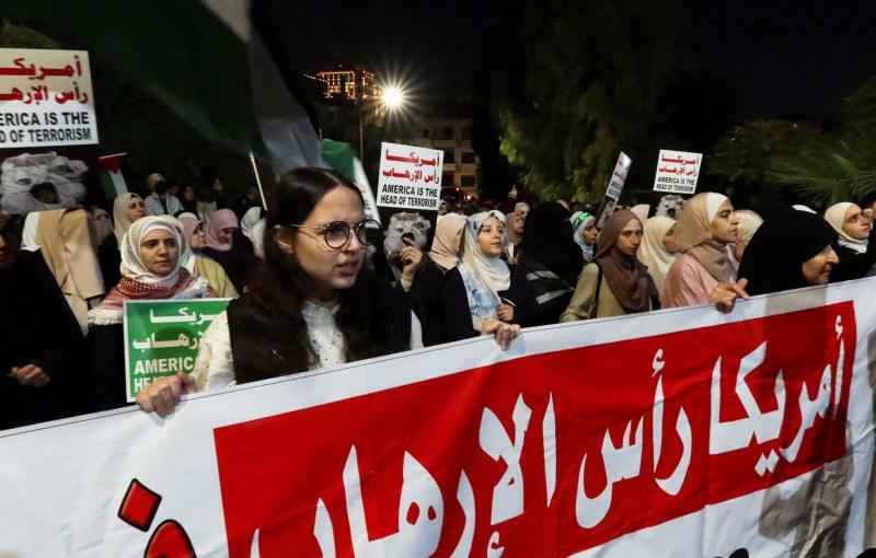 ヨルダンの首都アンマンにあるアメリカ大使館のそばで行われたパレスチナ支持のデモ（2023.11.15）。ヨルダンはイスラエルと国交を持つが、国内に数多くのパレスチナ人を抱えている。