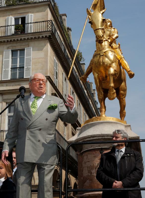 パリのジャンヌ・ダルク像の前に立つマリー・ルペン（2019.5.1）。ルペンは1972年に国民戦線を立ち上げたが、これは後にヨーロッパ極右政党の先駆けと認知されるようになった。。