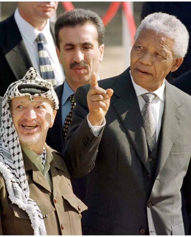 反アパルトヘイト運動を主導した南アフリカのマンデラ大統領と反イスラエル闘争を率いたパレスチナ暫定政府のアラファト議長（1998.8.11）。二人は冷戦時代から親交があり、お互いの活動を支持し合った。