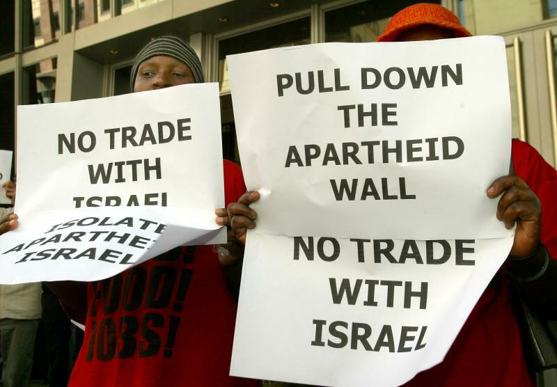 イスラエル副首相の来訪に合わせて「アパルトヘイト反対」を掲げる南アフリカ市民（2004.10.20）。