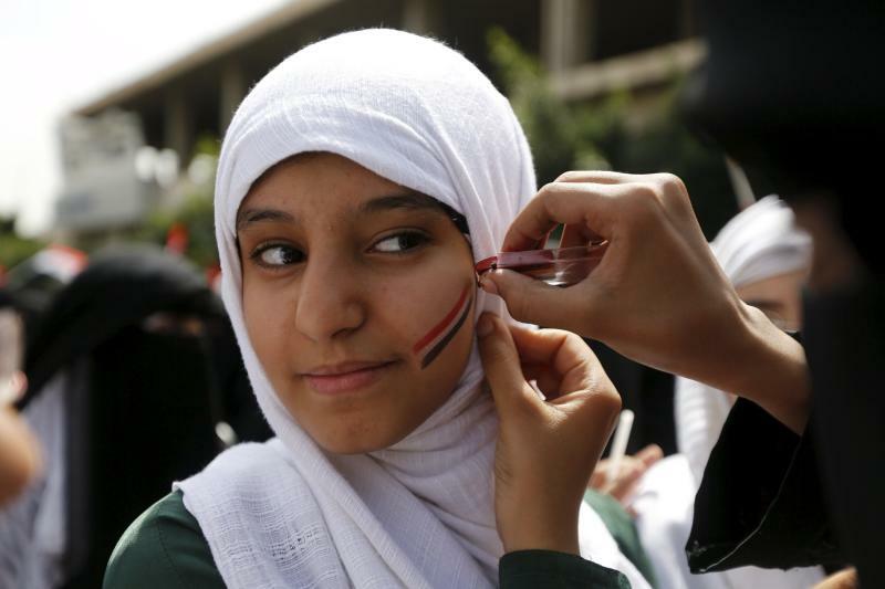 サウジ主導の空爆に反対するデモに参加する少女（2015.8.11）。イエメン国旗をペイントしている最中。アラブ有志連合の軍事介入はイエメンで幅広い反感を招き、結果的にフーシ支持者を増やすことになった。