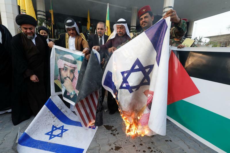 ガザ危機を受けてイラクのナジャフで行われたデモ（2023.10.11）。星条旗やイスラエル国旗とともにサウジアラビアのムハンマド皇太子の肖像も燃やされた。