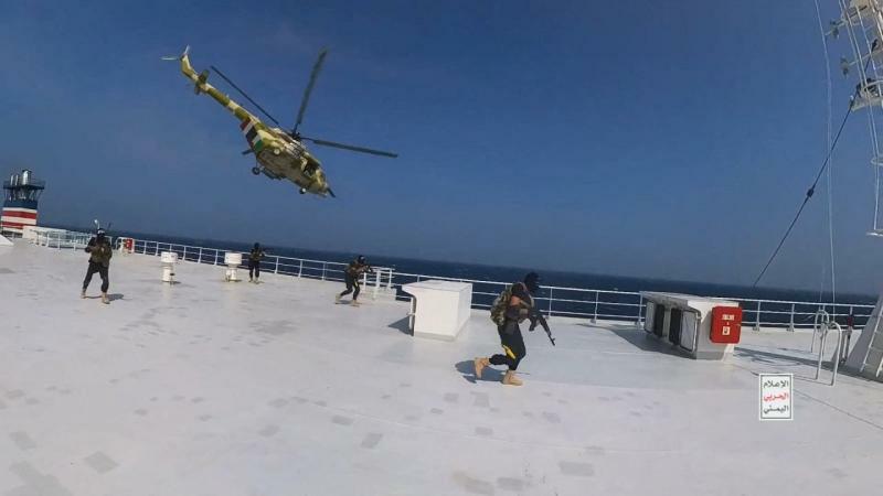 軍用ヘリからギャラクシー・リーダー号に乗り移って甲板を進むフーシ兵（2023.11.20）。フーシは「イスラエル船を標的にする」と宣言している。