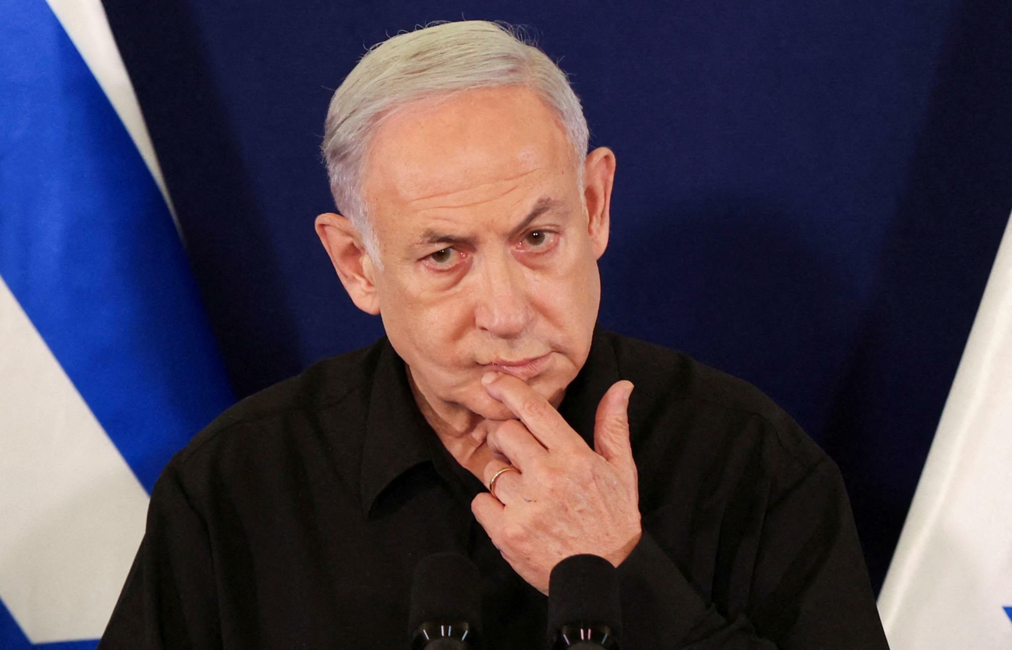 イスラエルのネタニヤフ首相（2023.10.28）。保守政党リクードを中核とするネタニヤフ政権はガザ侵攻を進めており、その支持者にはユダヤ教保守派的、極右的主張が目立つ。