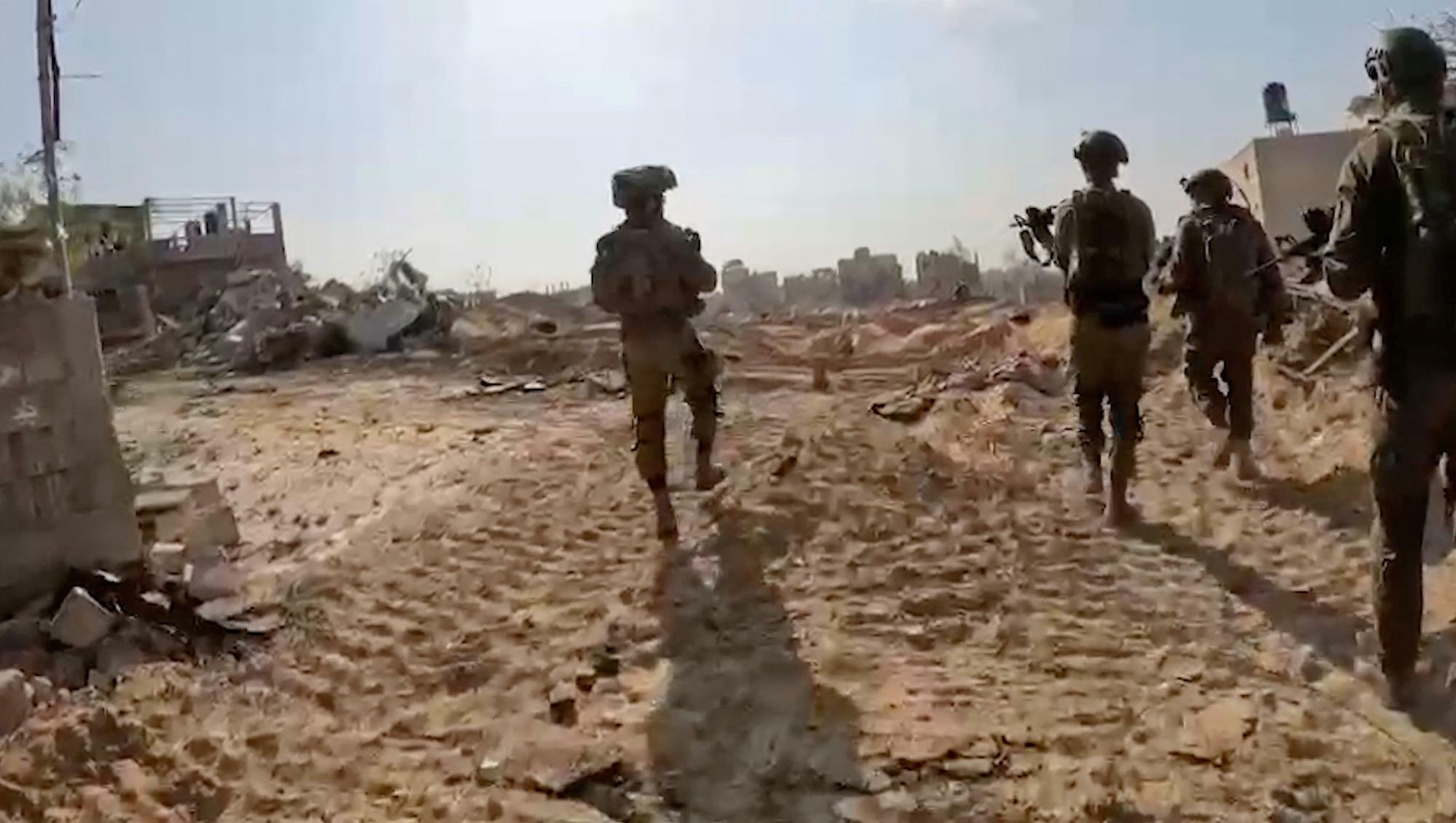 ガザに展開するイスラエル兵（2023.12.2）。4日間の戦闘停止の後、ガザでの戦闘が再開した。