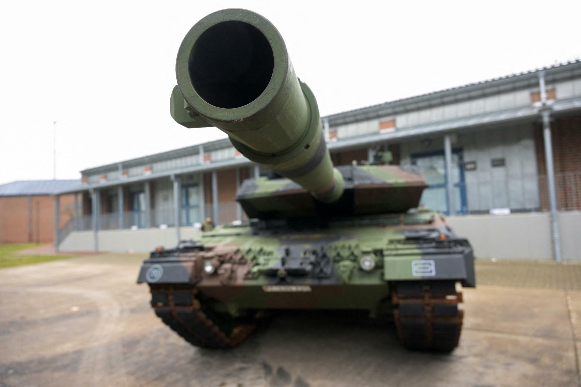 ウクライナ軍に提供されたドイツ製戦車レオポルド2（2023.2.20）。ドイツは搭乗員の訓練も含めて提供している。