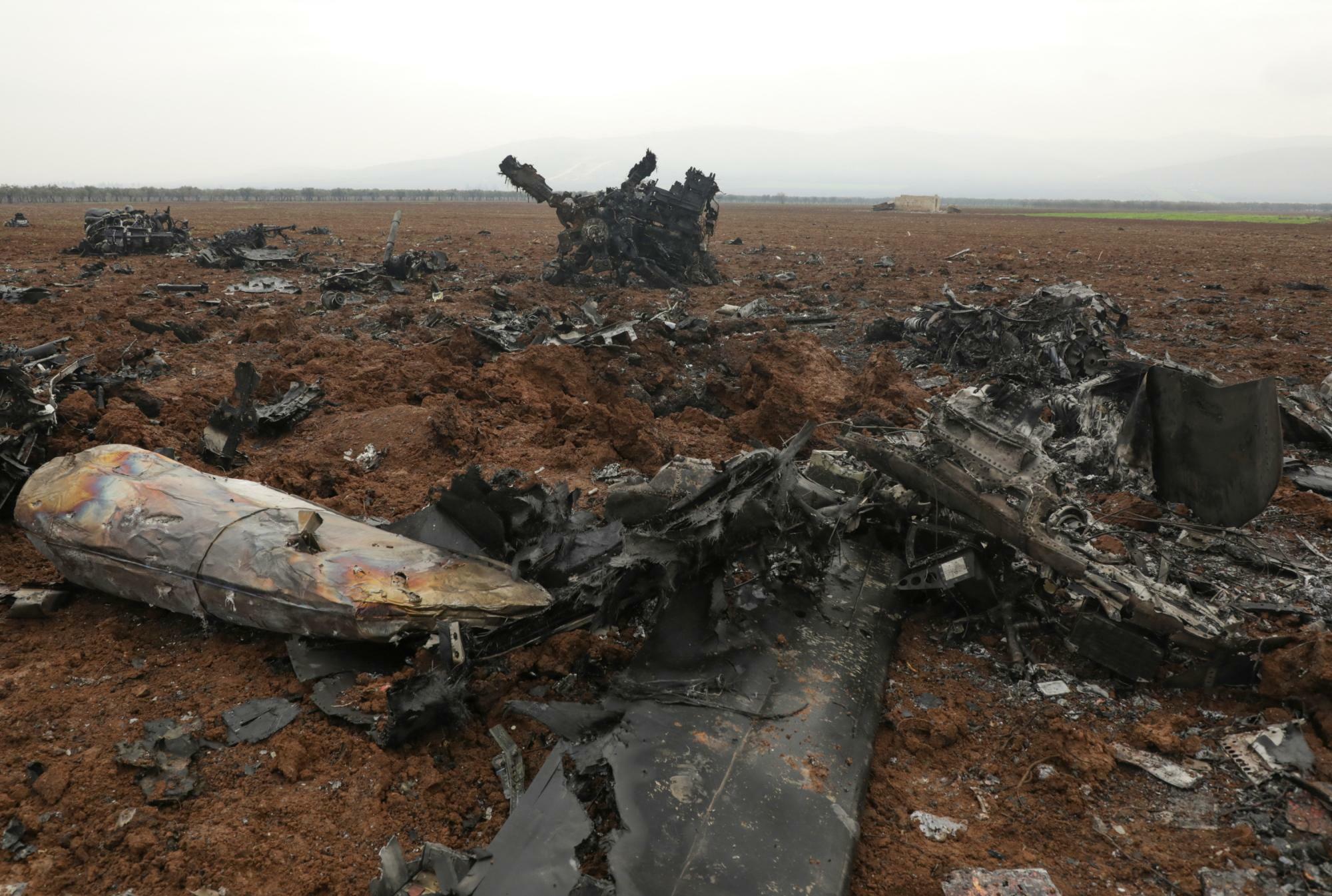 シリア北西部イドリブ近郊に墜落した米軍ヘリの残骸（2022.2.4）。米軍は2015年からシリア政府の承認を得ないままシリア国内でテロ対策の軍事作戦を行ってきた。