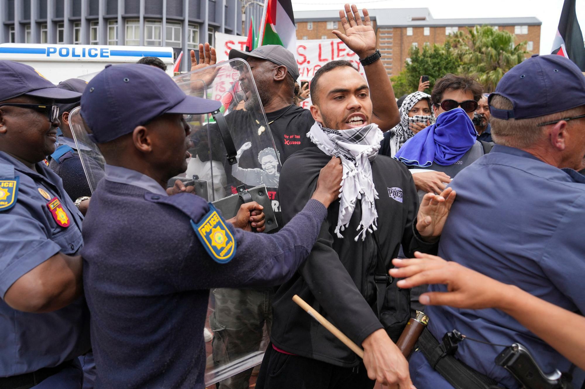 ケープタウンで行われたパレスチナ支持のデモと取り締まろうとする警官隊（November 1, 2023.11.1）。南アフリカでは反イスラエルの機運が高まっている。