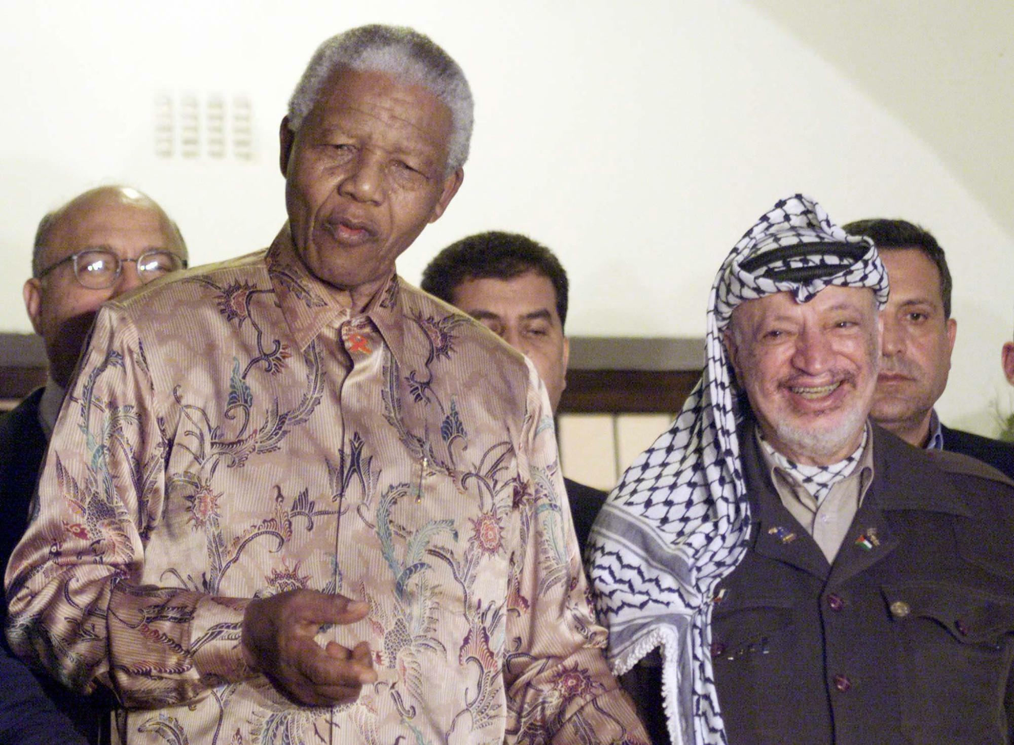 ヨハネスブルグでパレスチナ自治政府アラファト議長を迎えたマンデラ（2000.8.3）。マンデラは大統領退任後もパレスチナ支援を続けた。