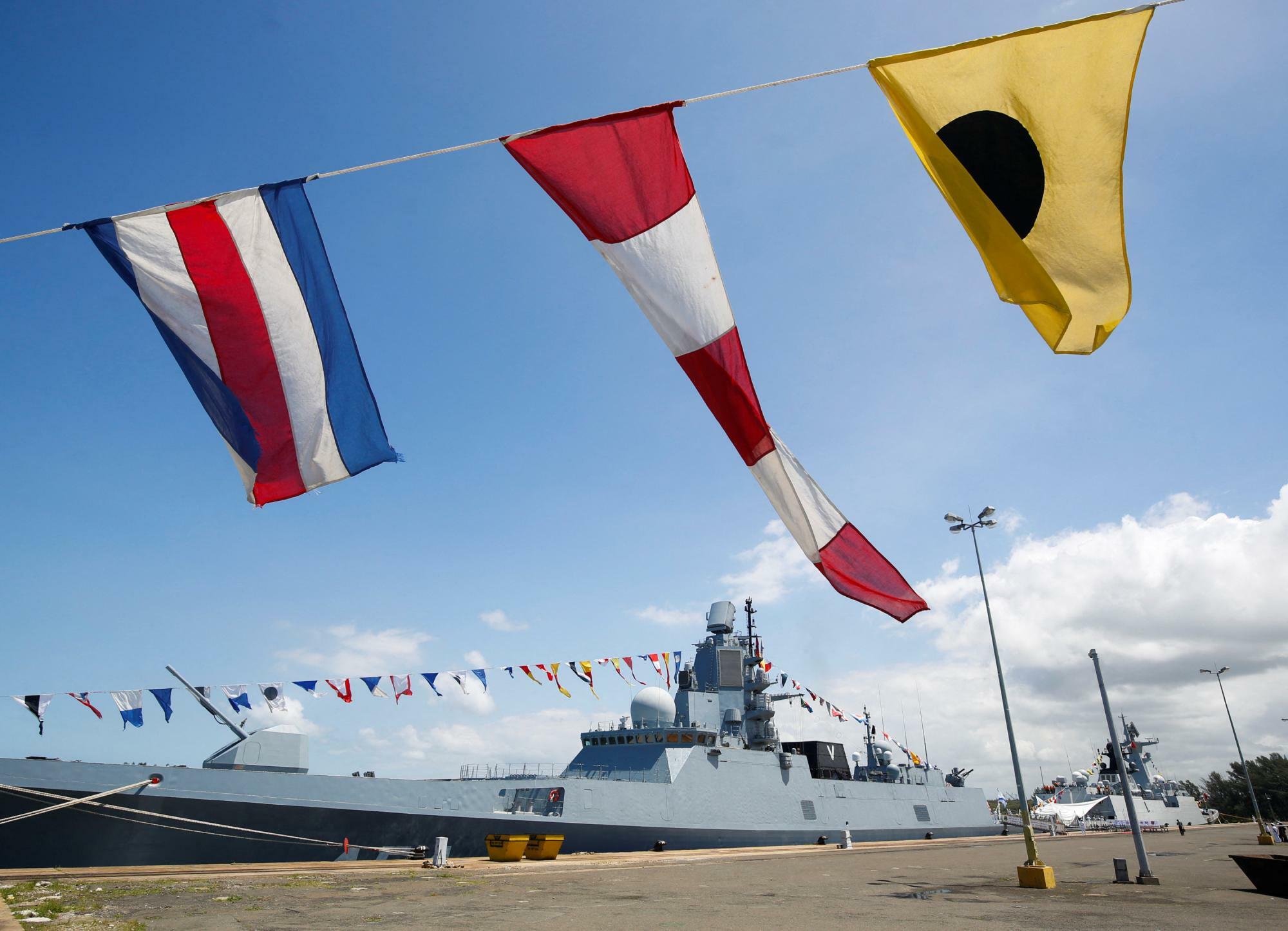 南アフリカ、中国との合同軍事演習のためリチャード・ベイに入港したロシア艦艇（2023.2.22）。南アフリカは欧米とも合同軍事演習を行なってきたが、外交的には独自路線を目指している。