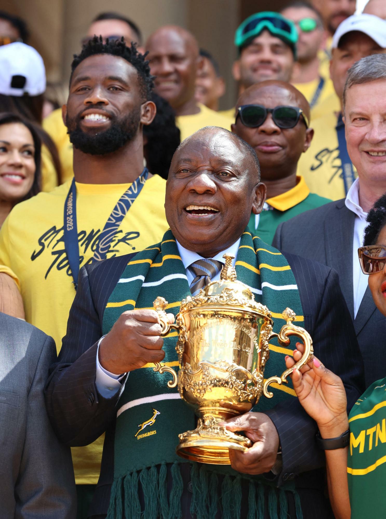 ラグビーW杯で優勝した南アフリカチームを迎えたラマポーザ大統領（2023.11.2）。生活苦と政治不満が広がるなか、ラマポーザ政権は貧困層の支持をとりつけようと公有地の無償配分などを打ち出している。