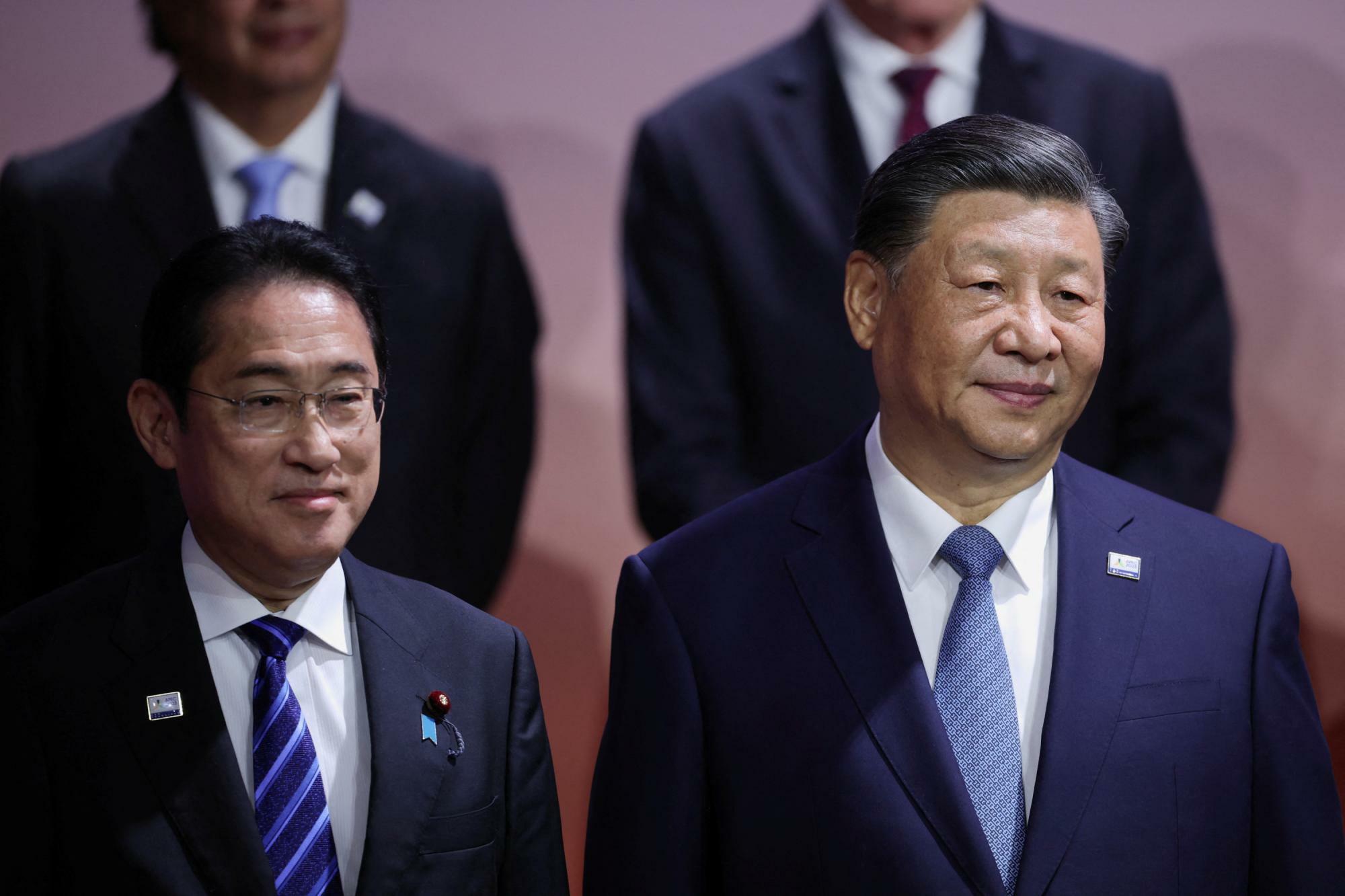 APEC首脳会合で集合写真に収まる岸田首相と習国家主席（2023.11.16）。両者の直接会談と前後して日中当局者の実務レベルの会合が合意された。