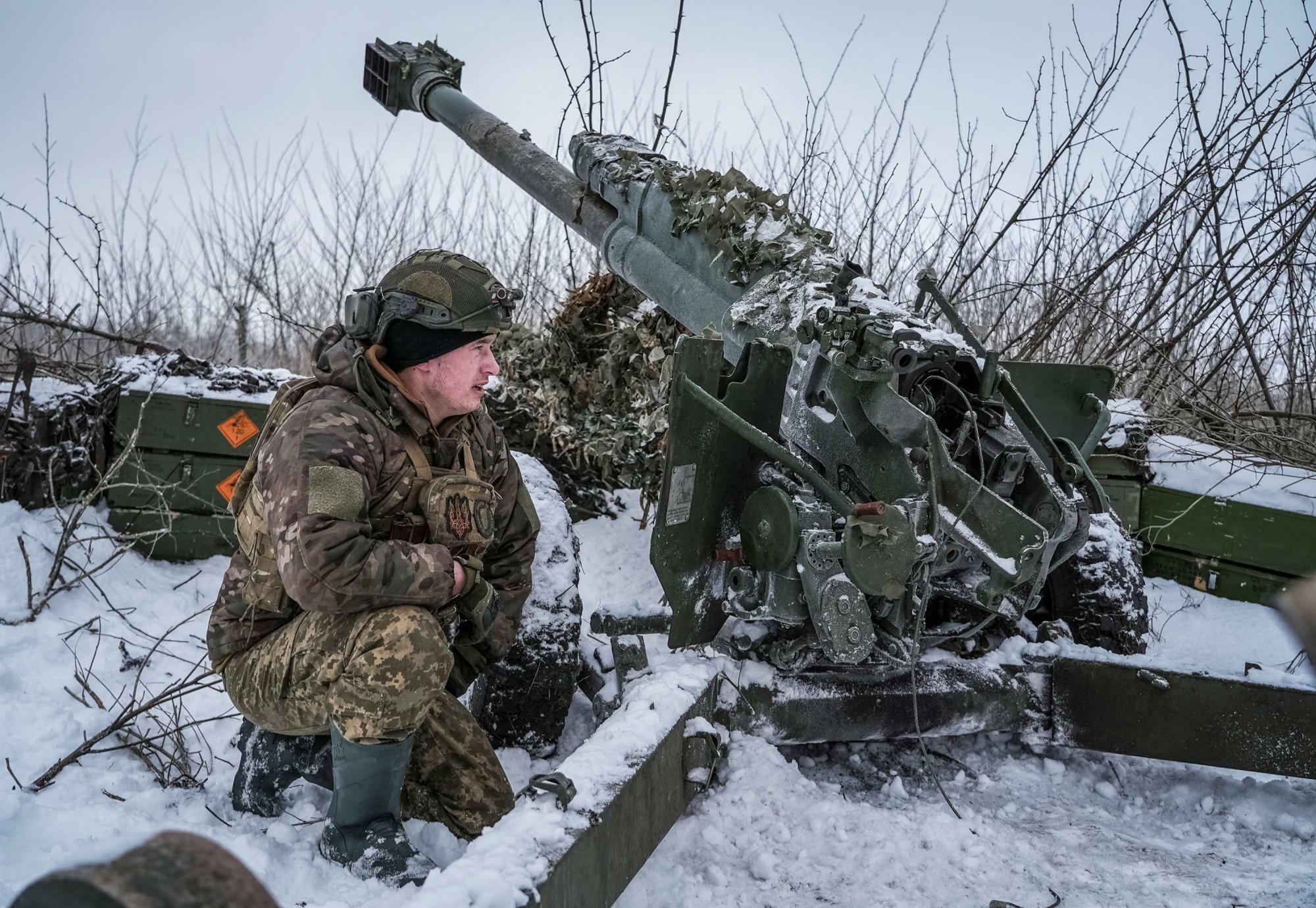 ドネツク州バフムト近郊で120mm自走砲2B-16ノーナ-Kの準備をするウクライナ兵（2024.1.10）。2年近く続く全面衝突に巨額の支援を続けることが、アメリカの厭戦ムードの一因とみられる。