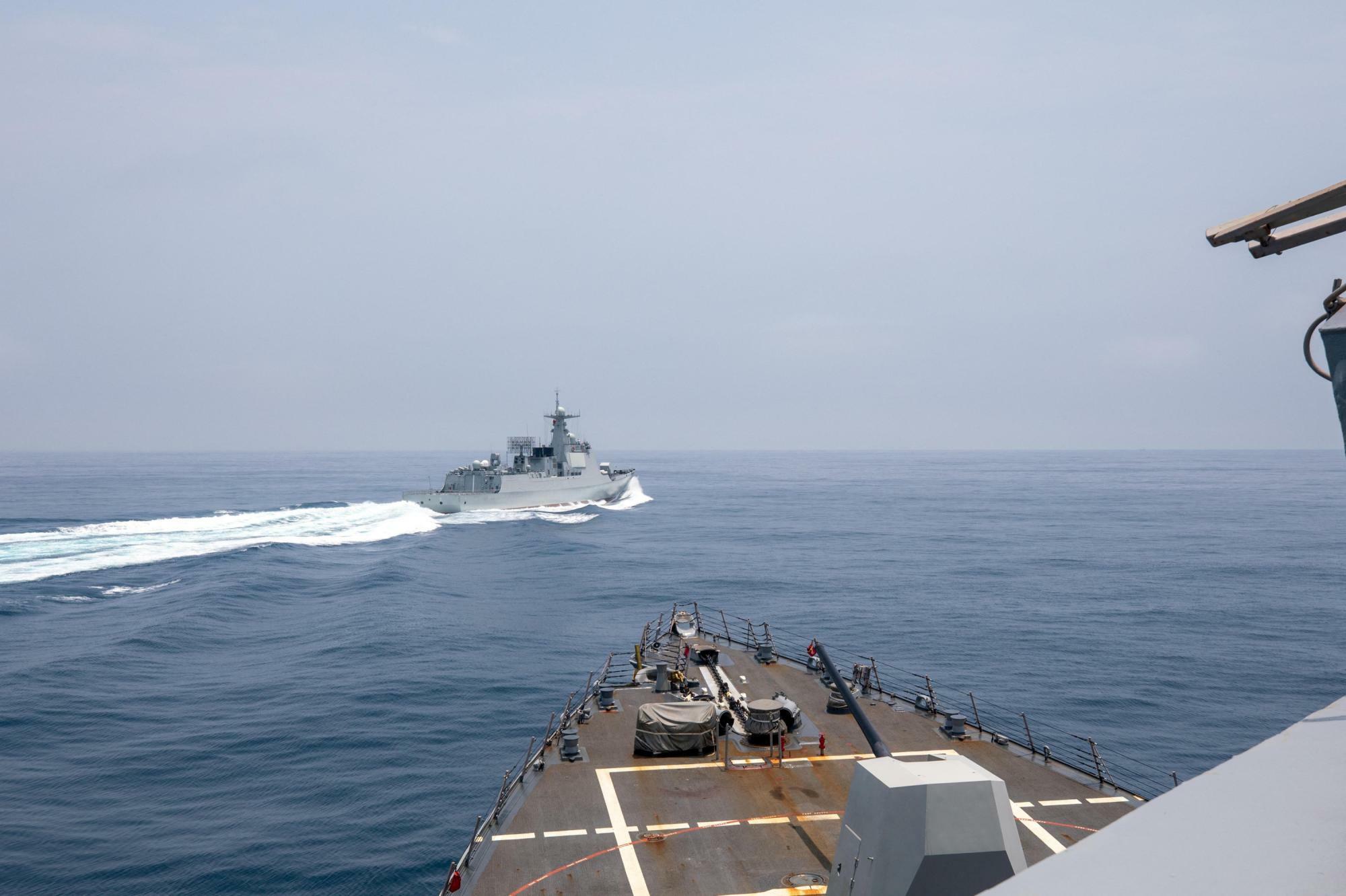台湾海峡を通過していた米海軍駆逐艦チャン・フーに接近する中国の昆明級駆逐艦（2023.6.3）。台湾海峡をはさんだ緊張は台湾政治に大きな影響を及ぼしてきた。