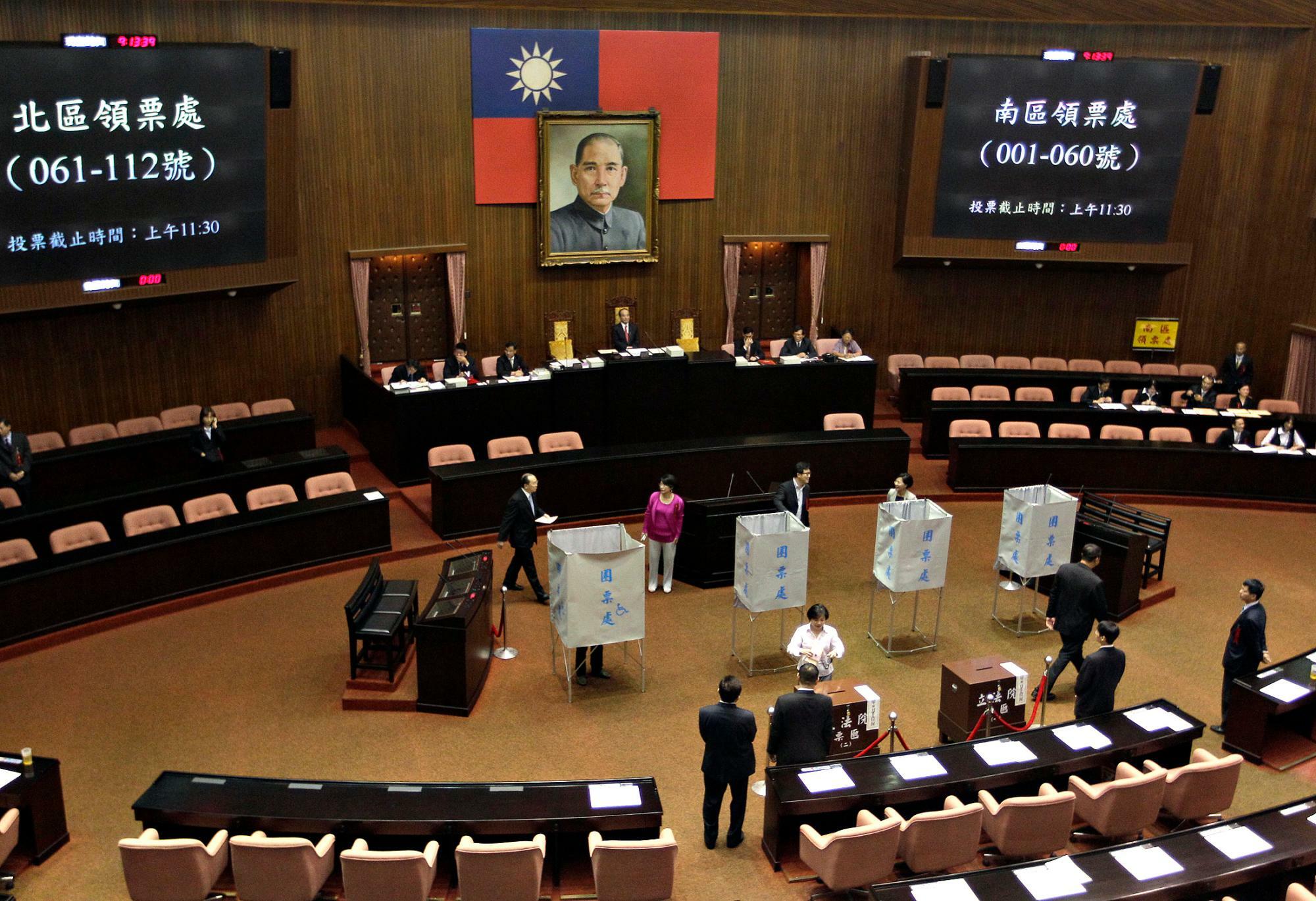 【資料】台湾立法院の議場（2013.10.15）。議会にあたる立法院は一院制で、立法権を握り、首相を選出する権限をもつ。今回の選挙で台湾では初めて総統と首相の党派が異なる双頭制が生まれる可能性が高い。
