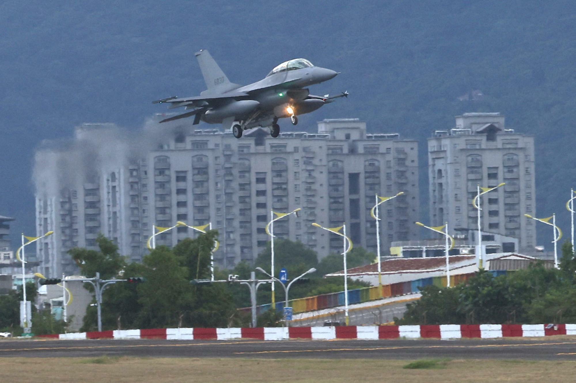【資料】台湾に供給されたアメリカ製戦闘機F-16V（2022.8.17）。今回の総統選挙で各候補はいずれも軍事予算の増額、兵役の期間延長などを公約に掲げた。