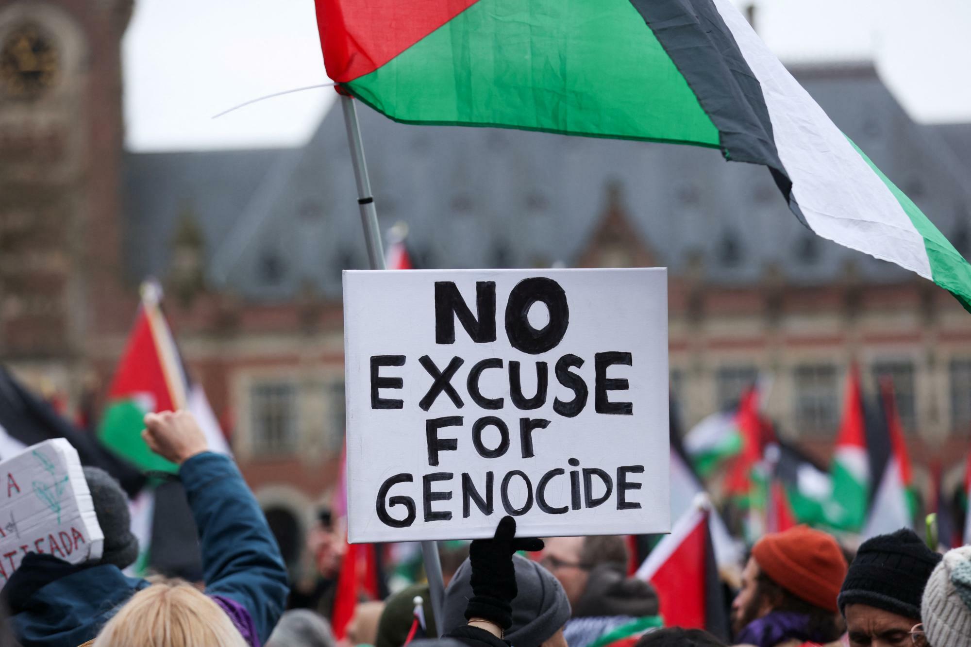 ハーグにあるICJ前でデモを行うパレスチナ支持者（2024.1.12）。南アフリカによる提訴で始まった司法手続きは、世界の注目を集めた。