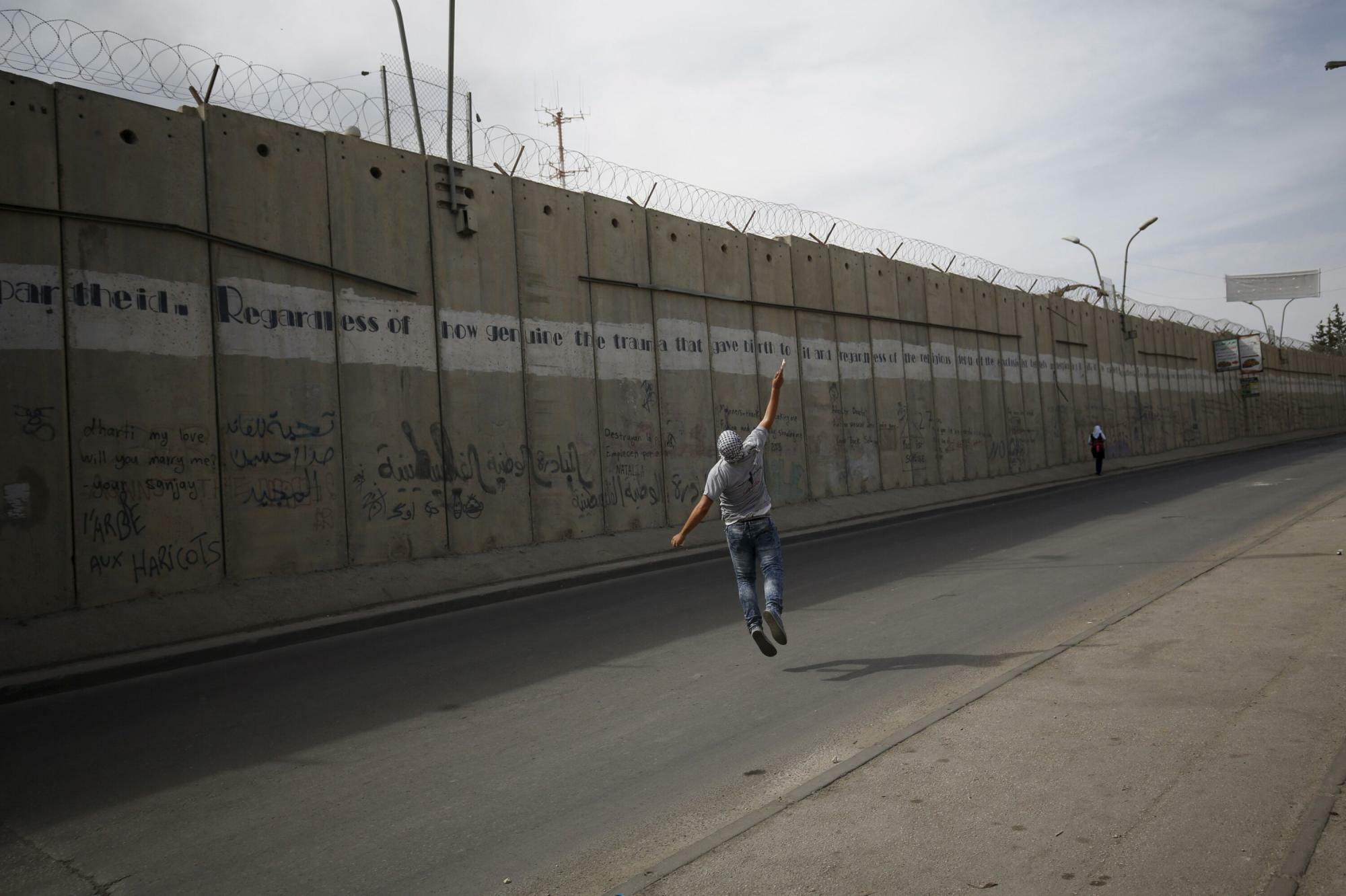 イスラエルが実効支配するヨルダン川西岸に築かれた「分離壁」（2015.10.22）。ヨルダン川西岸での軍事作戦に関してICJは「占領軍の自衛権は法的に無効」という判断を示している。