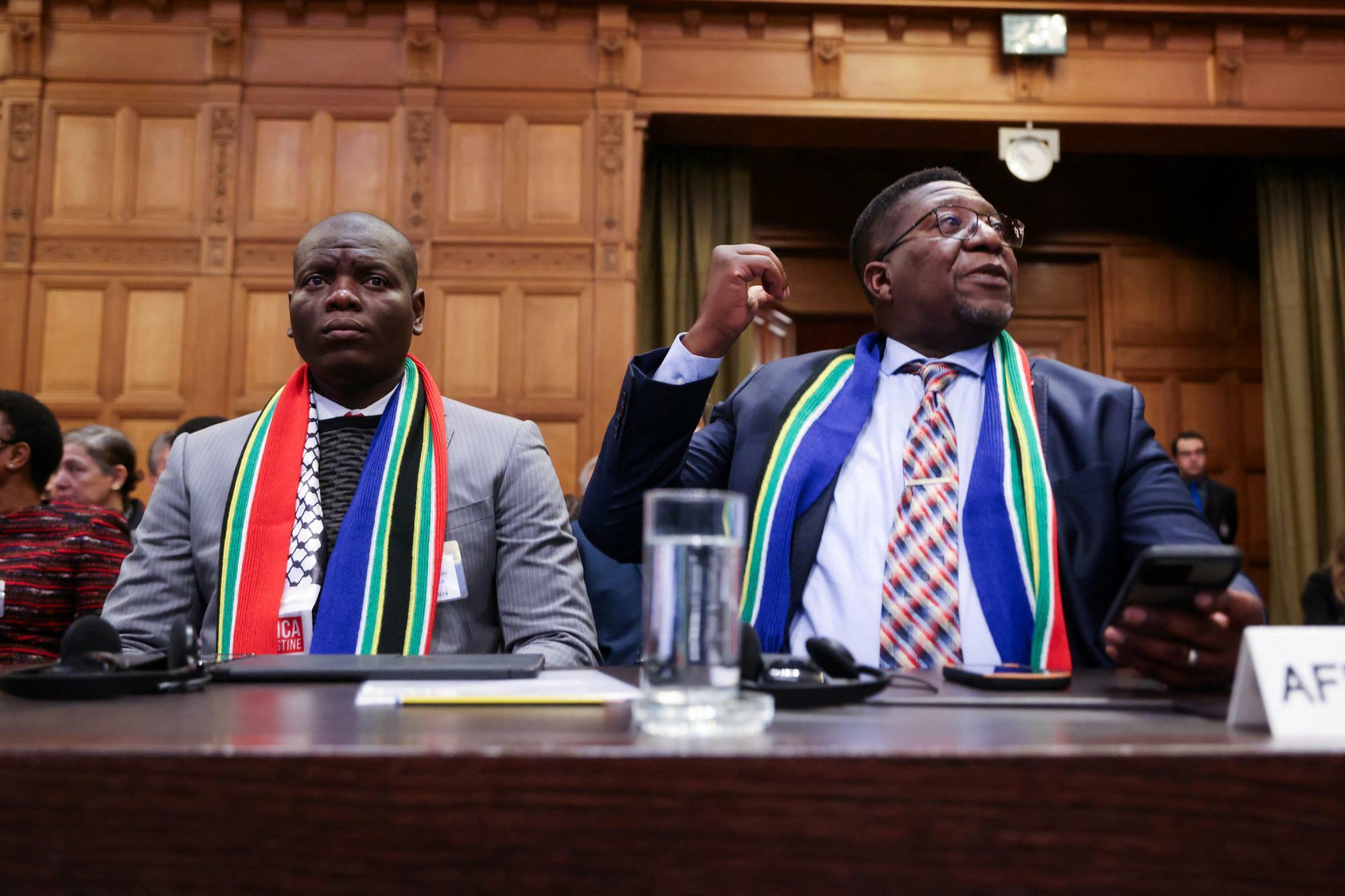 ICJに出廷した南アフリカのロマーラ司法大臣とマドンセラ在オランダ大使（2024.1.12）。イスラエルは南アフリカの進めた手続きに不備があると指摘している。