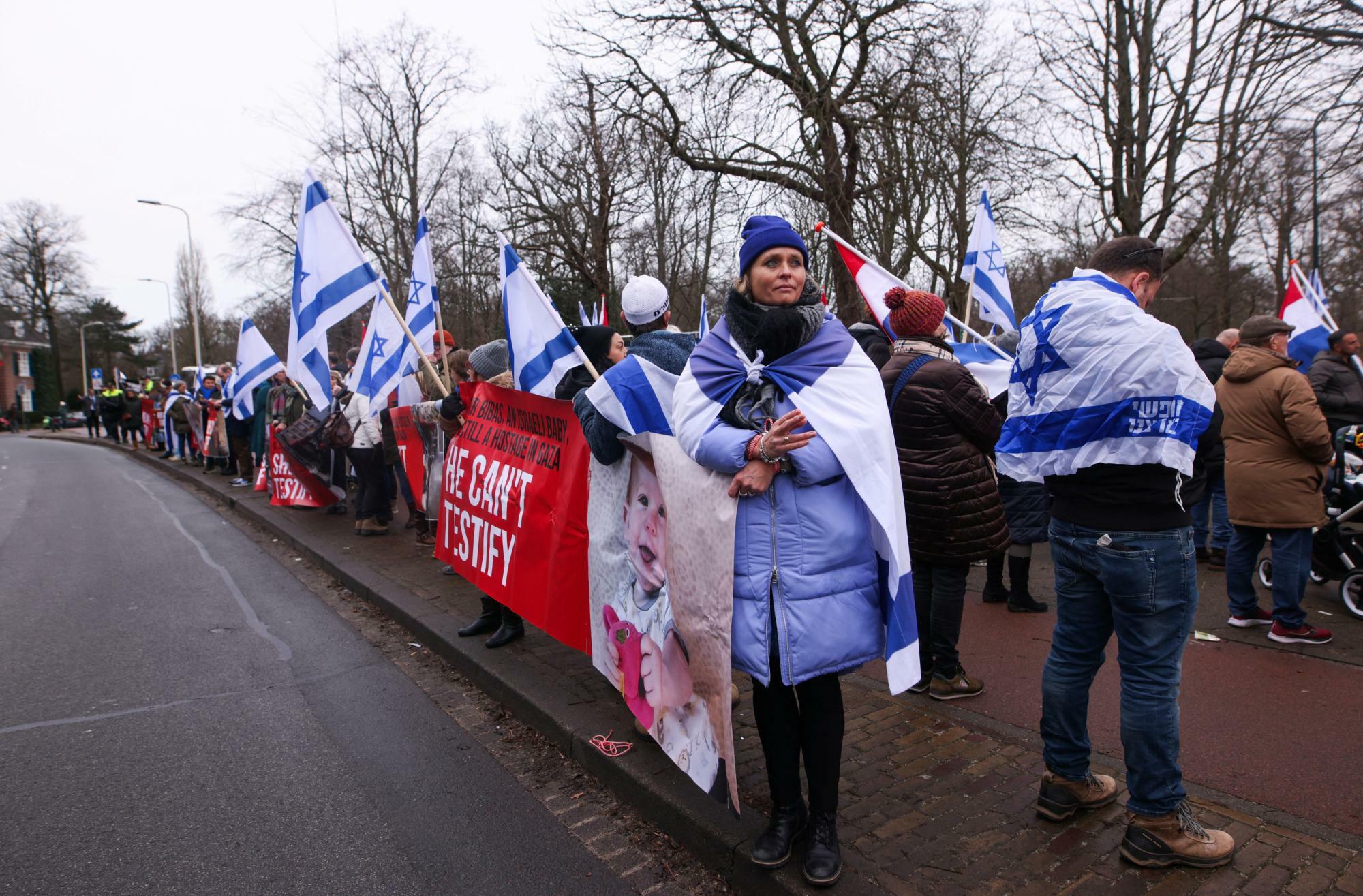 ICJ周辺に集まったイスラエル支持のデモ隊（2024.1.12）。イスラエル支持とパレスチナ支持のデモ隊同士の小競り合いは世界各地に広がっている。