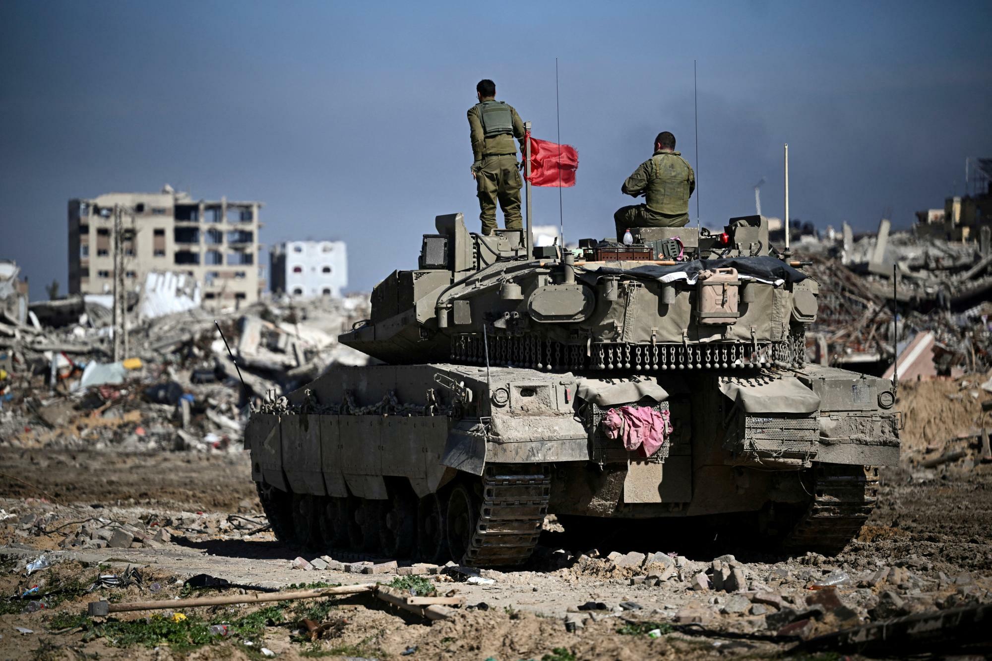 ほぼ廃墟と化したガザ市内を進むイスラエル軍の戦車（2024.2.8）。当初イスラエルの「自衛」を支持していた欧米の世論も、人道危機の拡大によって風向きが変わりつつある。